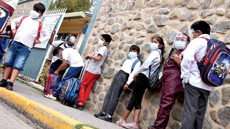 Un grupo de niños con barbijos aguarda para ingresar a su establecimiento educativo. DICO SOLÍS