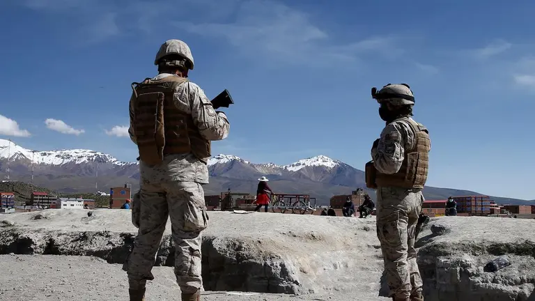 Militares del Ej&eacute;rcito de Chile patrullan la frontera con Bolivia, situada en la comuna de Colchane (Chile), en una fotograf&iacute;a de archivo. EFE/Jos&eacute; Caviedes