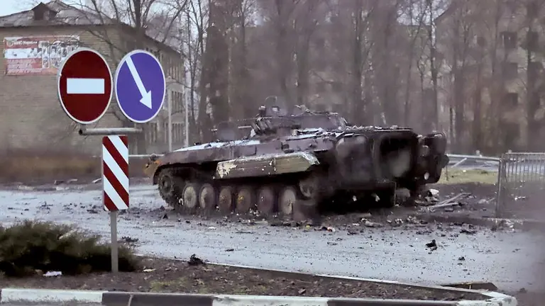 Un tanque de guerra está en las calles de la ciudad de Ucrania. EFE