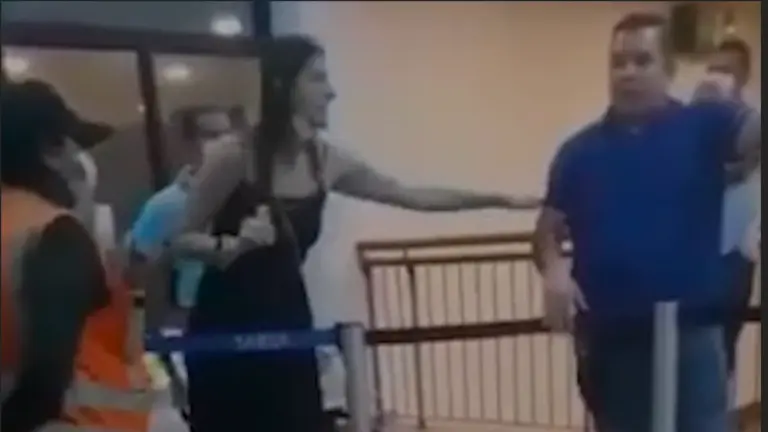 Imagen de video muestra a dos personas discutiendo con funcionarios del aeropuerto de Viru Viru.