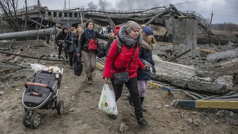 Un grupo de personas en la evacuaci&oacute;n de Ucrania.	       Elperiodico.com
