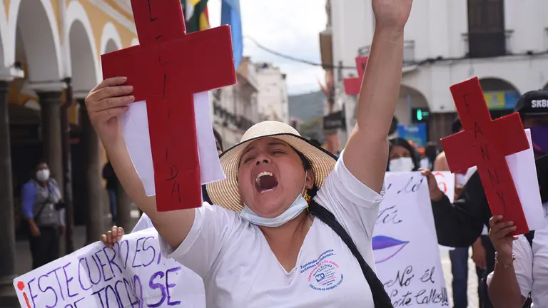 Una mujer protesta en contra de un feminicidio.      Dico Sol&Iacute;s