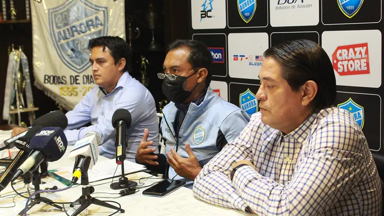 Jaime Cornejo (c) brinda detalles de los pagos realizados, en conferencia de prensa.  CLUB AURORA