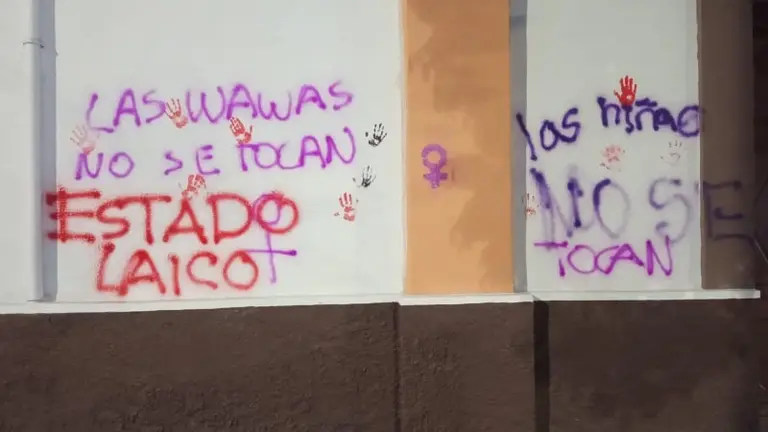 La pared de un templo cochabambino, pintada con un mensaje de protesta. WA&Ntilde;UCHUN MACHOCRACIA