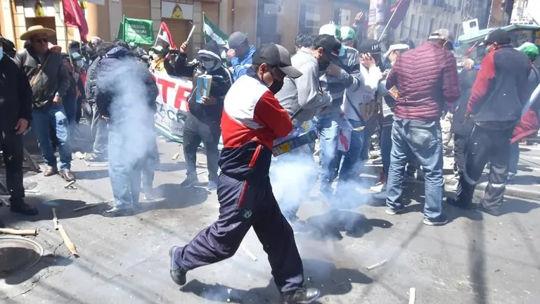 El conflicto entre los maestros y la Polic&iacute;a, en La Paz. APG