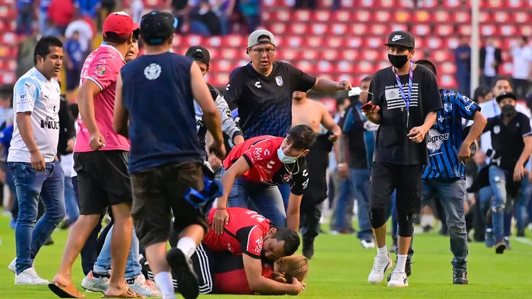 Aficionados del Quer&eacute;taro y aficionados del Atlas originaron un conato de pelea que termin&oacute; invadiendo la cancha, durante un juego correspondiente a la jornada 9 del Torneo Clausura 2022 de la Liga MX del f&uacute;tbol mexicano en el estadio Corregidora. EFE