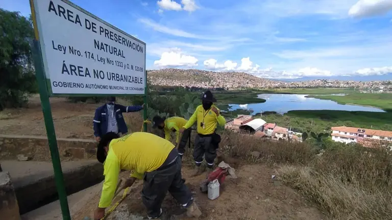 Funcionarios de Medio Ambiente ponen letreros de advertencia de la prohibici&oacute;n de venta de terrenos en San Pedro. DICO SOL&Iacute;S