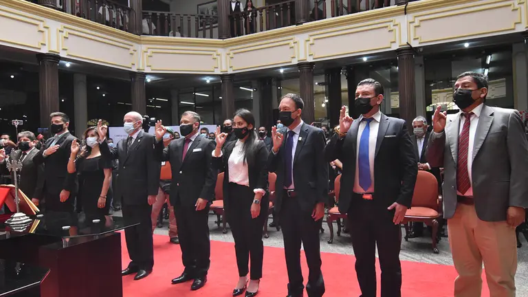 Las nuevas autoridades juran a sus cargos en el hall de la Alcald&iacute;a.               NO&Eacute; PORTUGAL