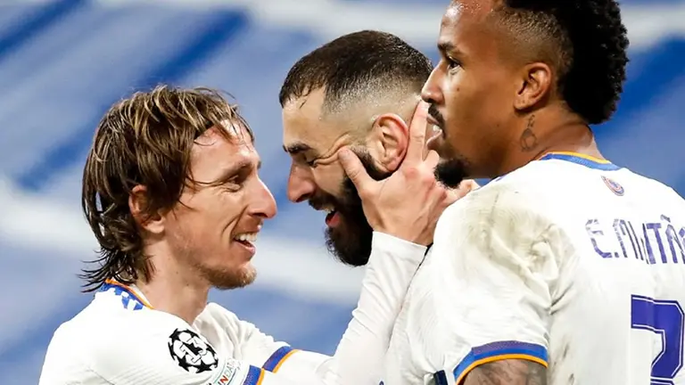 Luka Modric (i) festeja con Karim Benzema uno de los goles ante el PSG.           CLUB REAL MADRID