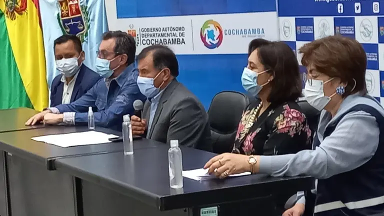 El Gobernador junto a secretarios departamentales, este jueves. GOBERNACI&Oacute;N DE COCHABAMBA