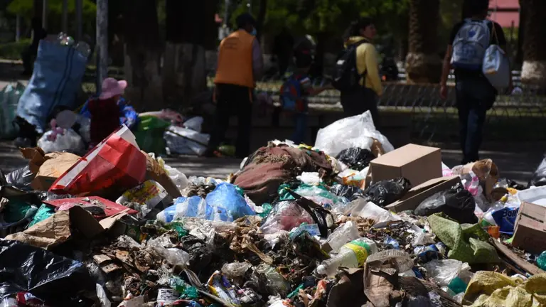Acumulaci&oacute;n de basura en la plazuela San Sebasti&aacute;nn, este jueves. DICO SOL&Iacute;S