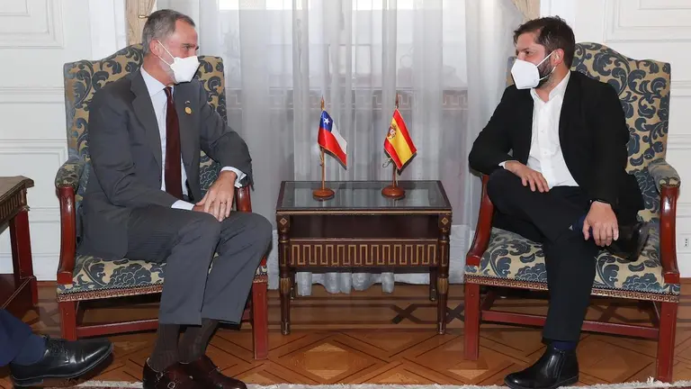 Fotograf&iacute;a cedida por la Casa Real del presidente electo de Chile, Gabriel Boric (d), recibe al Rey de Espa&ntilde;a, Felipe VI, este jueves en la Municipalidad de Santiago de Chile. EFE/Casa Real