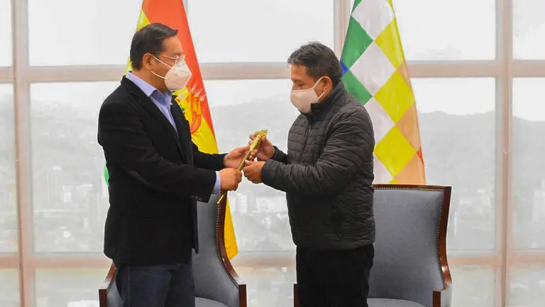 El presidente Luis Arce entrega el bast&oacute;n de mando a David Choquehuanca.