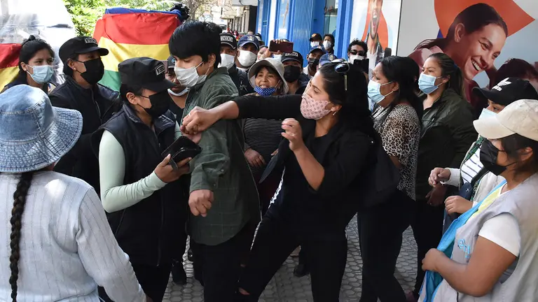 Comerciantes y personal de la Intendencia en amagues de enfrentamiento en una acera del Correo, la primera semana de marzo.
