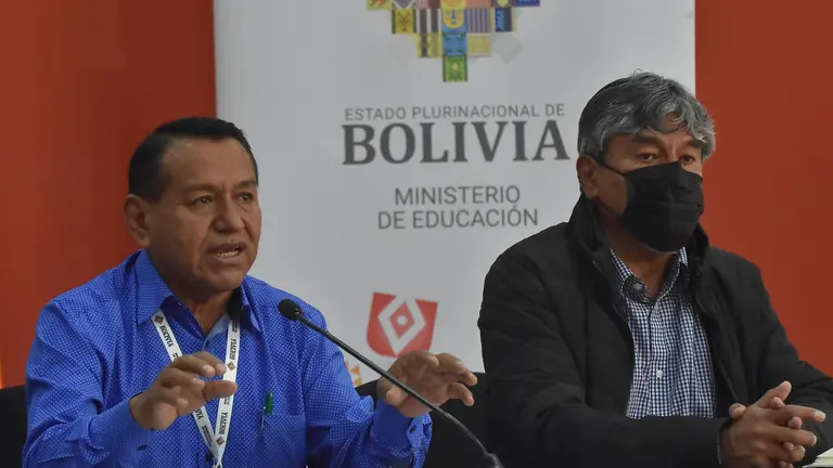 El viceministro de Educaci&oacute;n Regular, Bartolom&eacute; Puma, informa que el di&aacute;logo con el Magisterio Rural se reanudar&aacute; por la tarde. FOTO/Daniel MIRANDA/APG