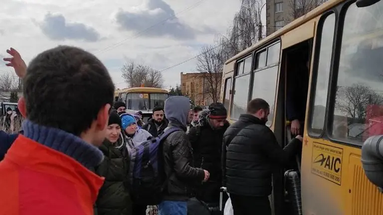 Evacuaci&oacute;n en la regi&oacute;n de Sumy, en Ucrania, ayer.     CNN
