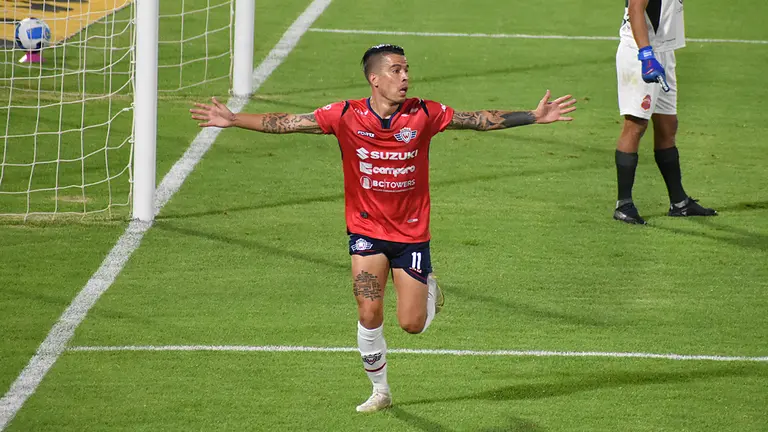 Javier Sanguinetti festeja el primer gol de Wilstermann en el F&eacute;lix Capriles contra Guabir&aacute; por Copa Sudamericana. DICO SOL&Iacute;S
