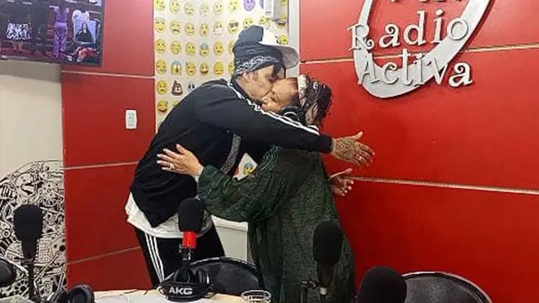Matamba abraza a la due&ntilde;a del restaurante en Santa Cruz. Poder y Placer publicado por Jimena Antelo