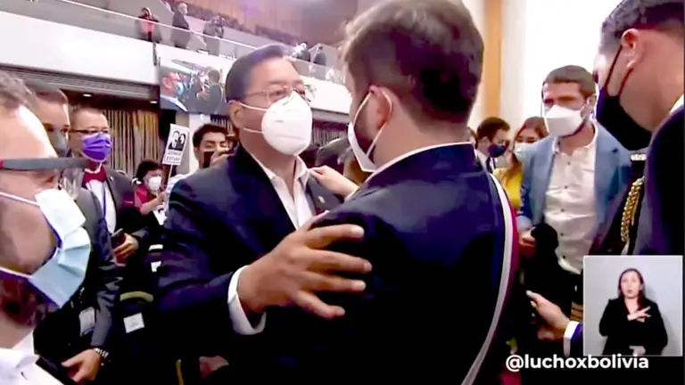 El presidente Luis Arce (i) y su hom&oacute;logo de Chile, Gabriel Boric, se funden en un abrazo. CAPTURA DE VIDEO