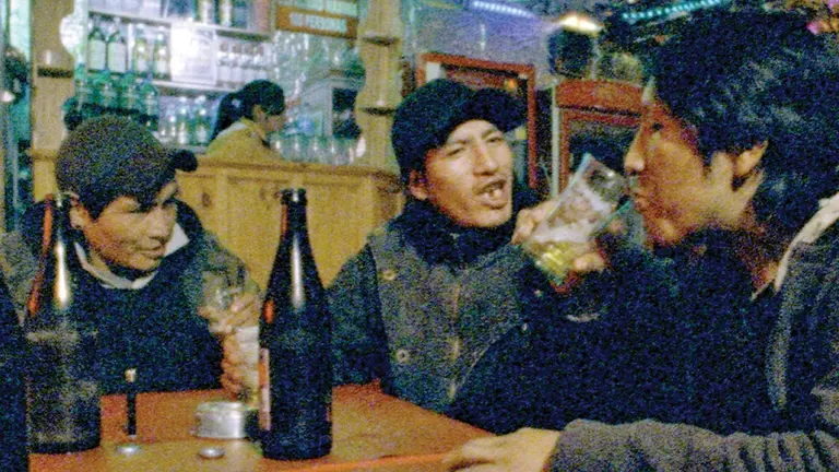 Elder, uno de los personajes del filme, se relaja con sus amigos en la gran ciudad.      EGM