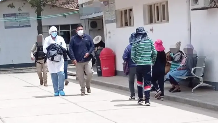 El médico traumatólogo es aprehendido en su fuente laboral.      DEFENSORÍA DEL PUEBLO COCHABAMBA 