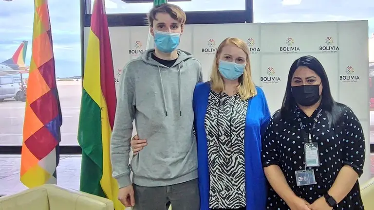 La directora de Migraciones, Khaterine Alvarado, recibe a la familia Karpenko. Twitter Khaterine Alvarado