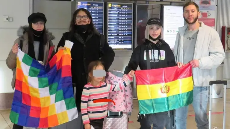 La delegaci&oacute;n boliviana, en su arribo desde Ucrania. CANCILLER&Iacute;A DE BOLIVIA