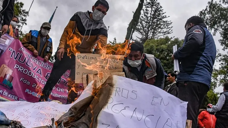 Los carpinteros, evidentemente molestos por la calidad de los elementos con los que elaboran sus art&iacute;culos. DICO SOL&Iacute;S