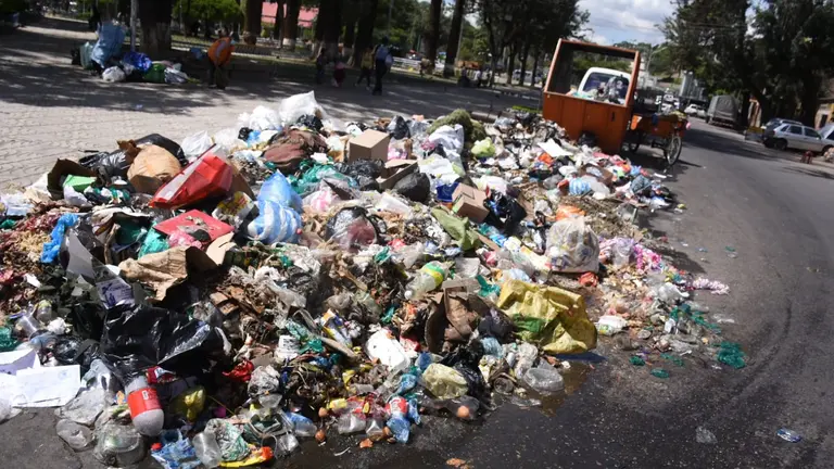 Basura acumulada en v&iacute;a p&uacute;blica en Cochabamba, en d&iacute;as recientes, durante el bloqueo en K'ara K'ara. ARCHIVO