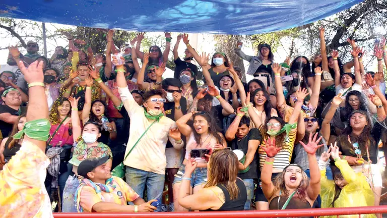 Un grupo de j&oacute;venes en una grader&iacute;a del Corso de Corsos. ARCHIVO