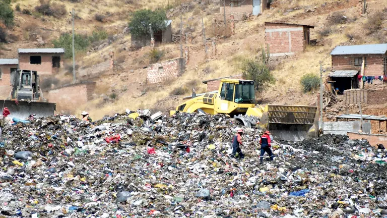 Maquinaria pesada mueve la basura en el relleno de K&acute;ara K&acute;ara.	 (Dico Sol&iacute;s)