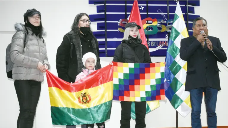La familia que lleg&oacute; a Bolivia junto al canciller Rogelio Mayta (d).	 (APG)