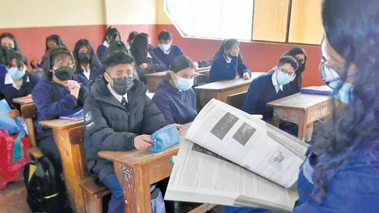 Estudiantes, en clases junto a su maestra.	APG