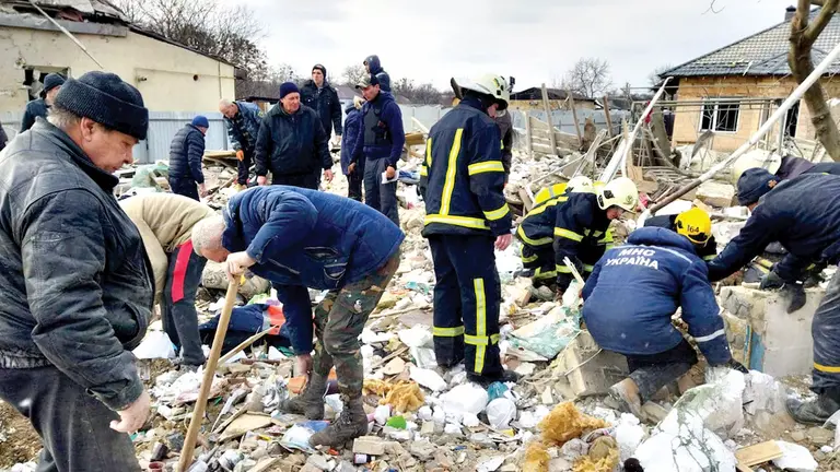 Algunas personas buscan entre los escombros tras los ataques.