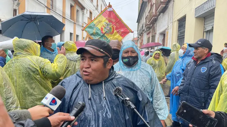 Un representante del Distrito 9 explica los motivos de la movilización. ALEJANDRO ORELLANA
