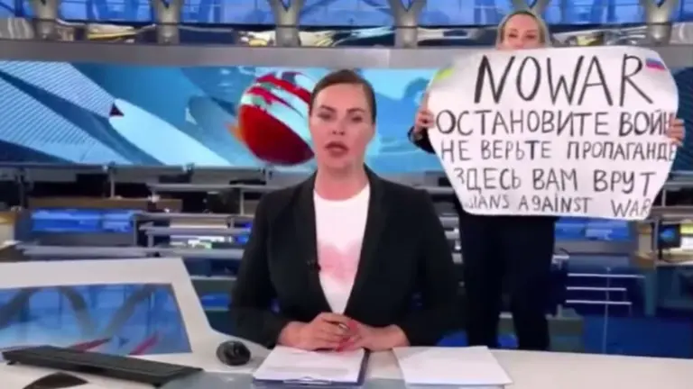 Momento en el que una periodista rusa irrumpe en un noticiero estatal para manifestarse contra la guerra en Ucrania. CAPTURA DE VIDEO