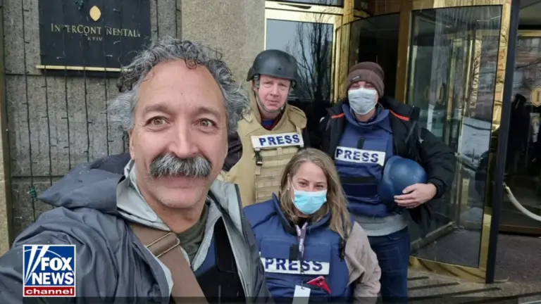El veterano de la zona de guerra Pierre Zakrzewski estaba trabajando con el corresponsal Benjamin Hall cuando el fuego entrante golpe&oacute; su veh&iacute;culo en las afueras de Kiev. RRSS