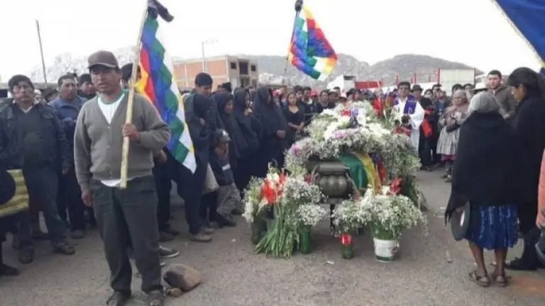 Dolientes de Marcelino Jarata Estrada, muerto en Betanzos, en 2019. ARCHIVO RKC