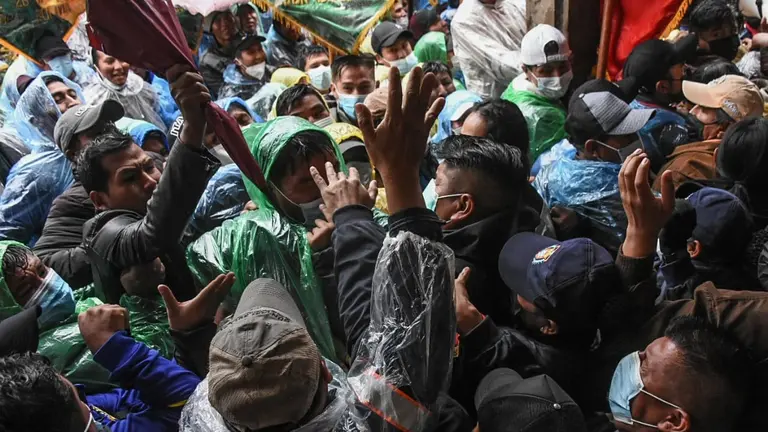 Los conflictos en medio de la protesta de vecinos del Distrito 9, este martes. DICO SOL&Iacute;S