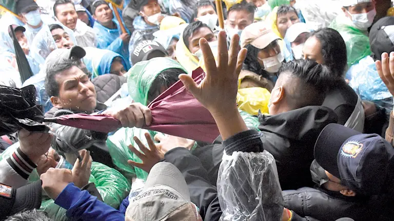 Vecinos del Distrito 9 arremeten contra guardias municipales.	       Dico Sol&iacute;s