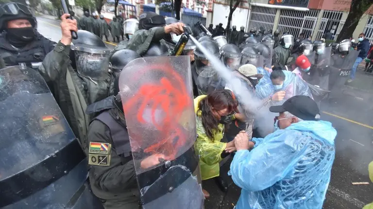 La Polic&iacute;a gasifica a manifestantes del magisterio./ APG