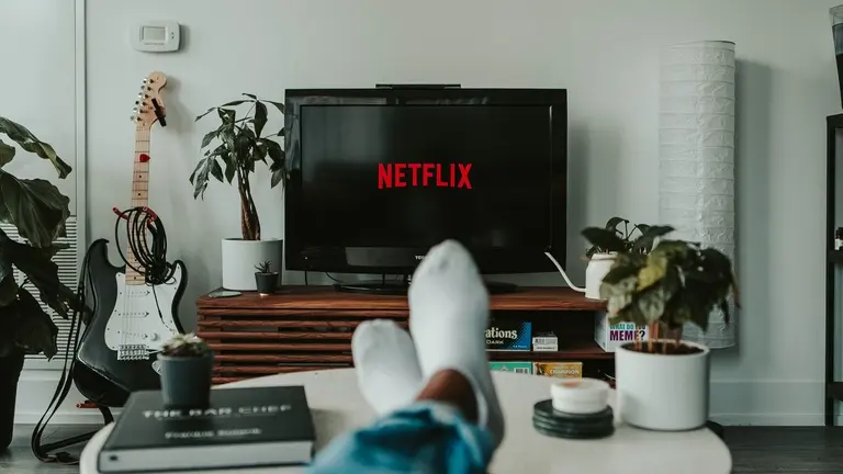Imagen referencial de una persona viendo Netflix. XATAKA