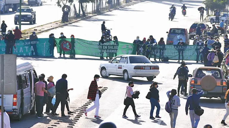 Un punto de bloqueo en la avenida Blanco Galindo.      Dico Sol&iacute;s