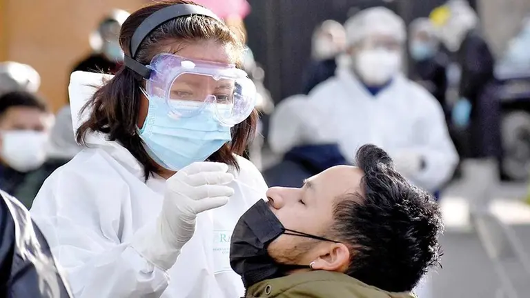Un joven accede a una prueba de ant&iacute;geno nasal. CR&Eacute;DITO: ARCHIVO