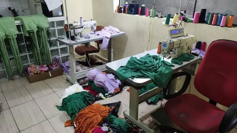Fotograf&iacute;a del taller en Brasil, en el cual trabajaban ciudadanos bolivianos. URGENTE.BO