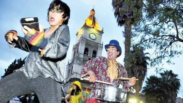 La tradicional caravana por el D&iacute;a Mundial de Teatro en un foto de archivo.       OPINI&Oacute;N