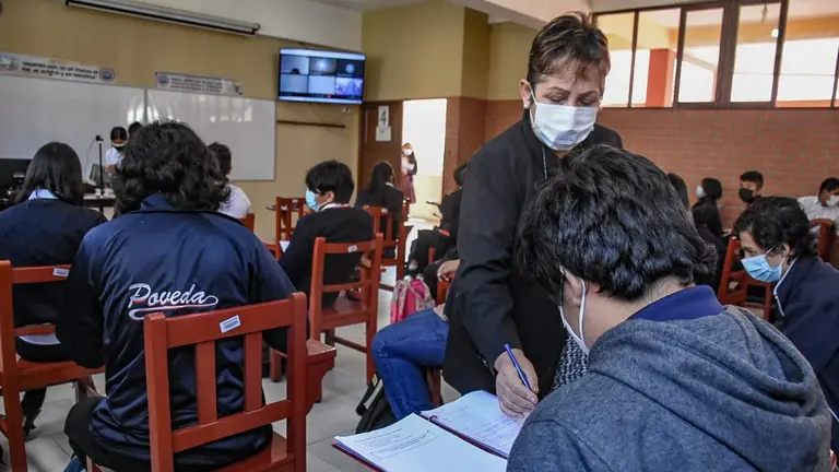 Estudiantes pasando clases/. DICO SOL&Iacute;S