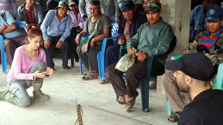 Los profesionales del Proyecto Pucarara muestran una serpiente a comunarios del Trópico. CORTESÍA PROYECTO PUCARARA