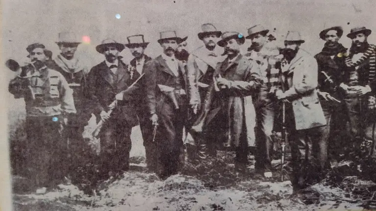 Un grupo de defensores de Calama, en una de las fotograf&iacute;as que hacen parte de la muestra.           DICO SOL&Iacute;S