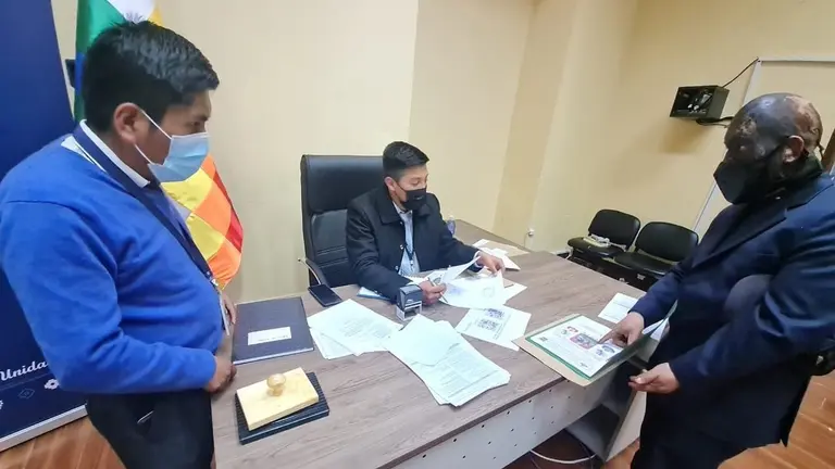 Cyborg Kanashiro Bronnkss entrega sus documentos en la Asamblea Plurinacional.